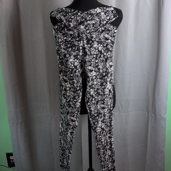 Floral Black and White Leggings - Picture 5 of 11